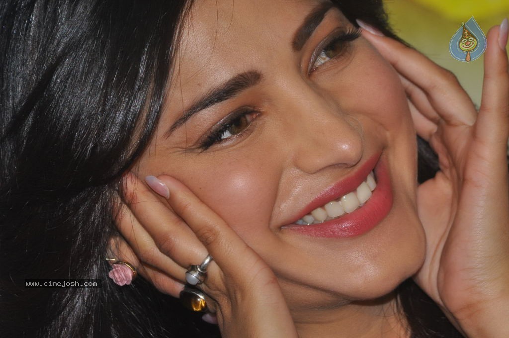 Shruti Haasan Latest Stills - 80 / 144 photos