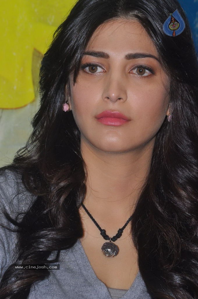 Shruti Haasan Latest Stills - 82 / 144 photos