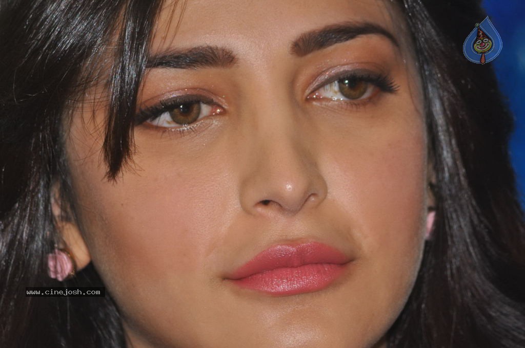 Shruti Haasan Latest Stills - 91 / 144 photos