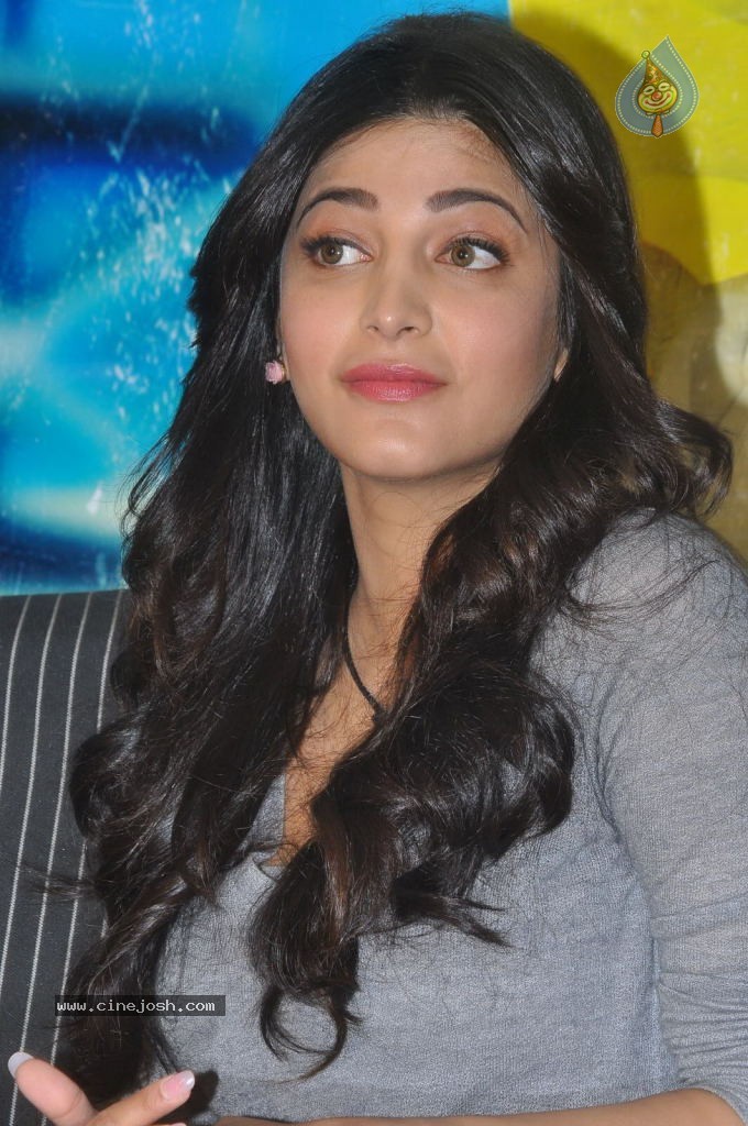Shruti Haasan Latest Stills - 95 / 144 photos