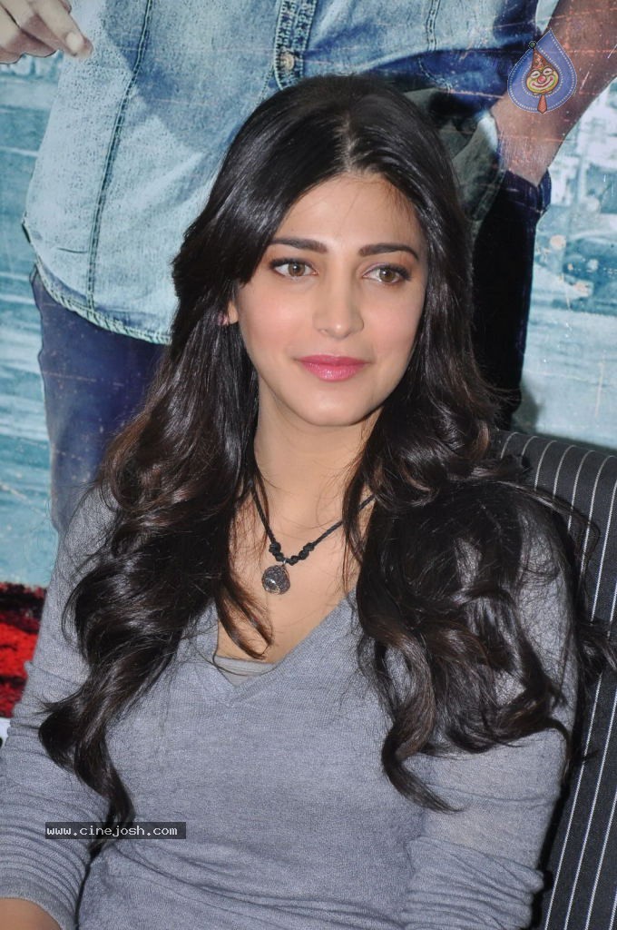 Shruti Haasan Latest Stills - 105 / 144 photos