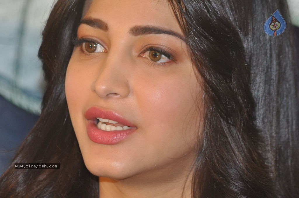 Shruti Haasan Latest Stills - 112 / 144 photos