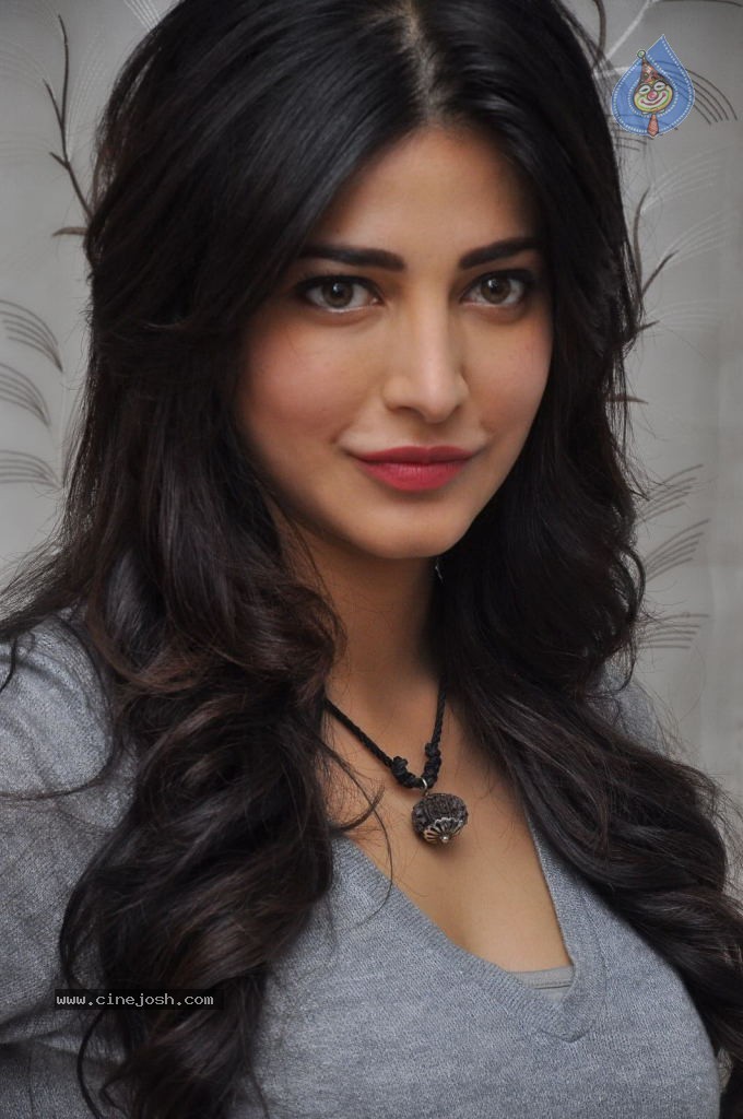 Shruti Haasan Latest Stills - 113 / 144 photos