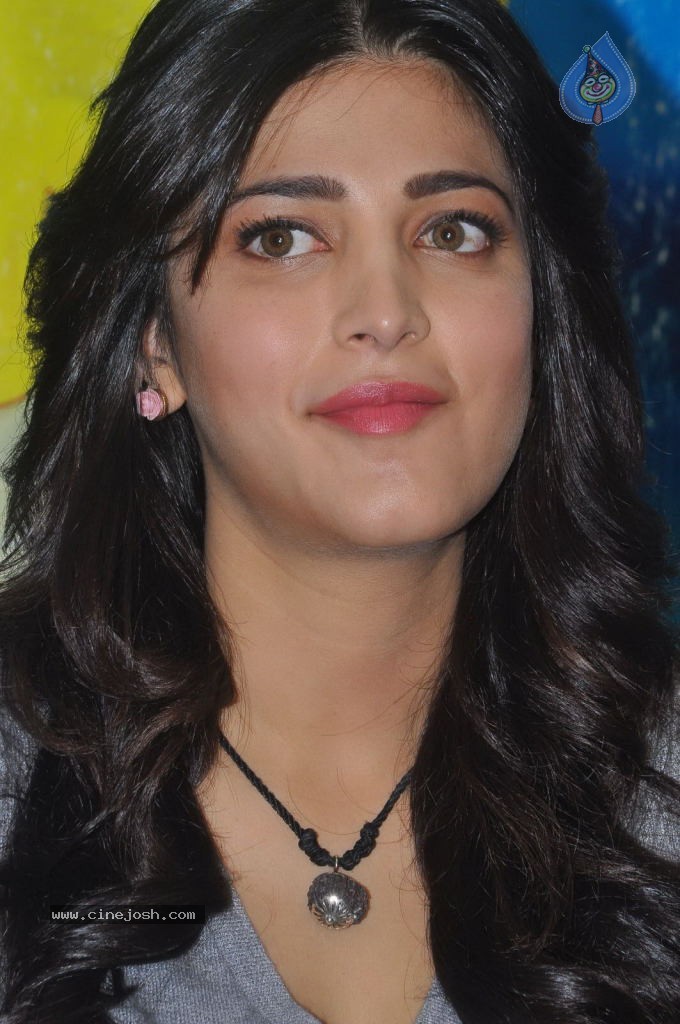 Shruti Haasan Latest Stills - 114 / 144 photos