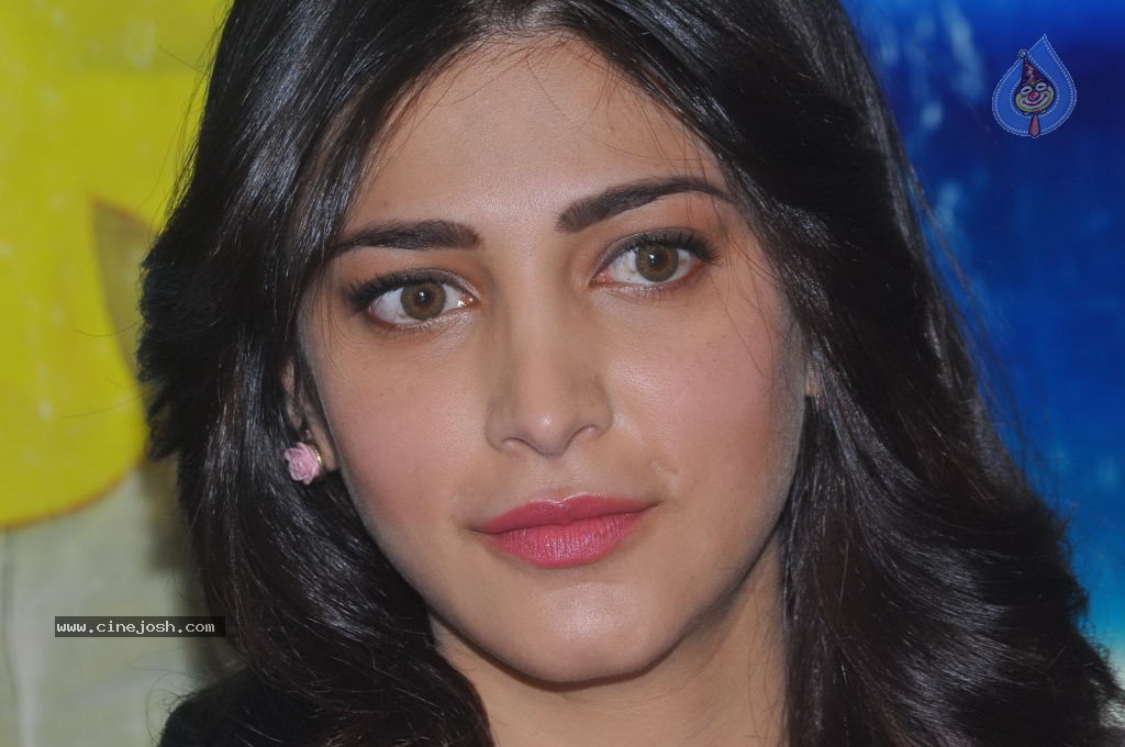 Shruti Haasan Latest Stills - 115 / 144 photos