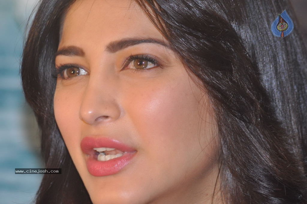 Shruti Haasan Latest Stills - 122 / 144 photos