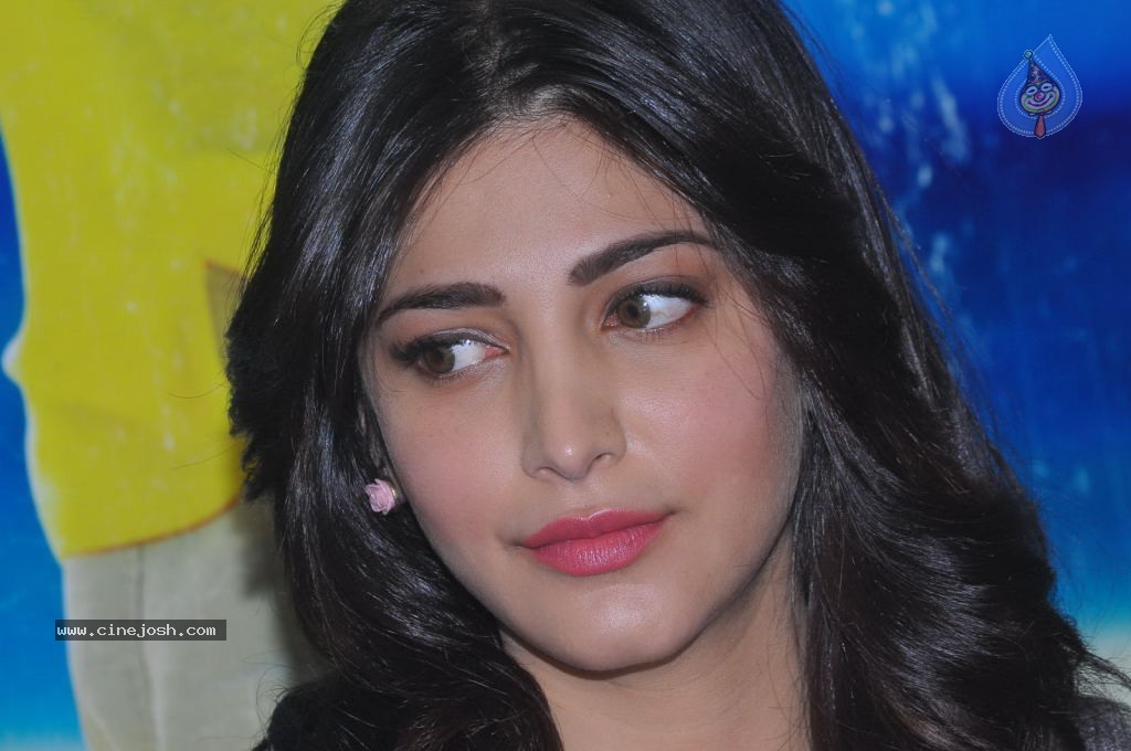 Shruti Haasan Latest Stills - 125 / 144 photos