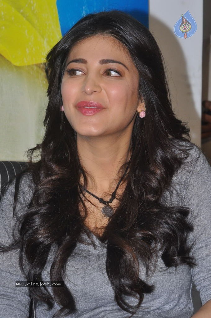 Shruti Haasan Latest Stills - 128 / 144 photos