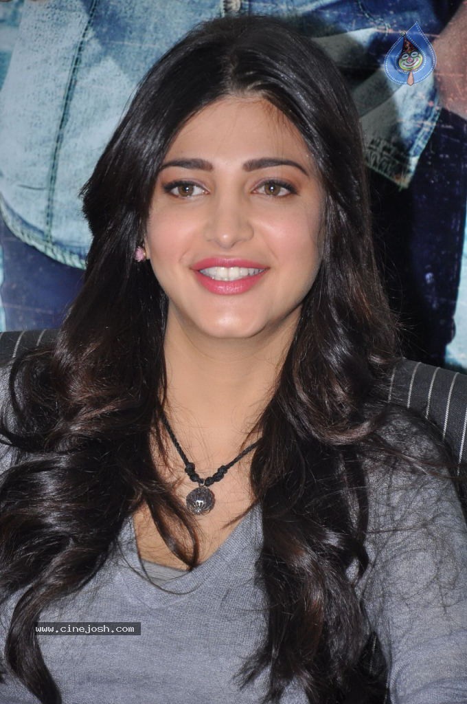 Shruti Haasan Latest Stills - 129 / 144 photos