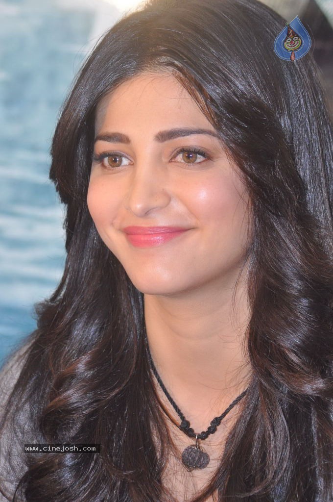 Shruti Haasan Latest Stills - 130 / 144 photos