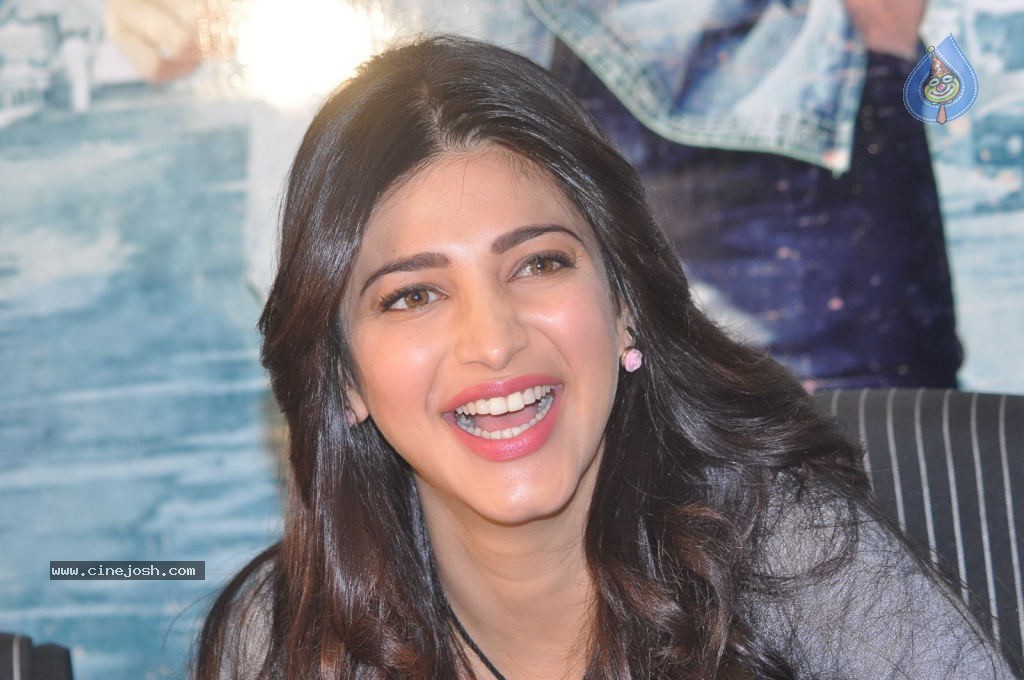 Shruti Haasan Latest Stills - 133 / 144 photos