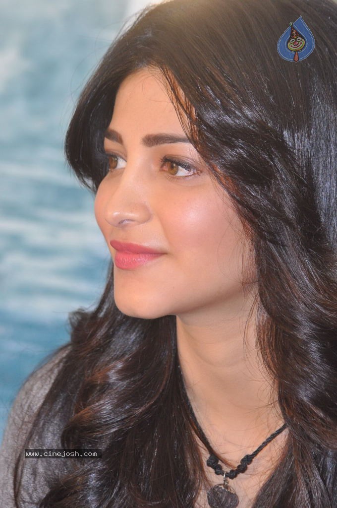 Shruti Haasan Latest Stills - 138 / 144 photos