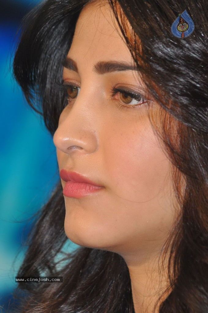 Shruti Haasan Latest Stills - 139 / 144 photos