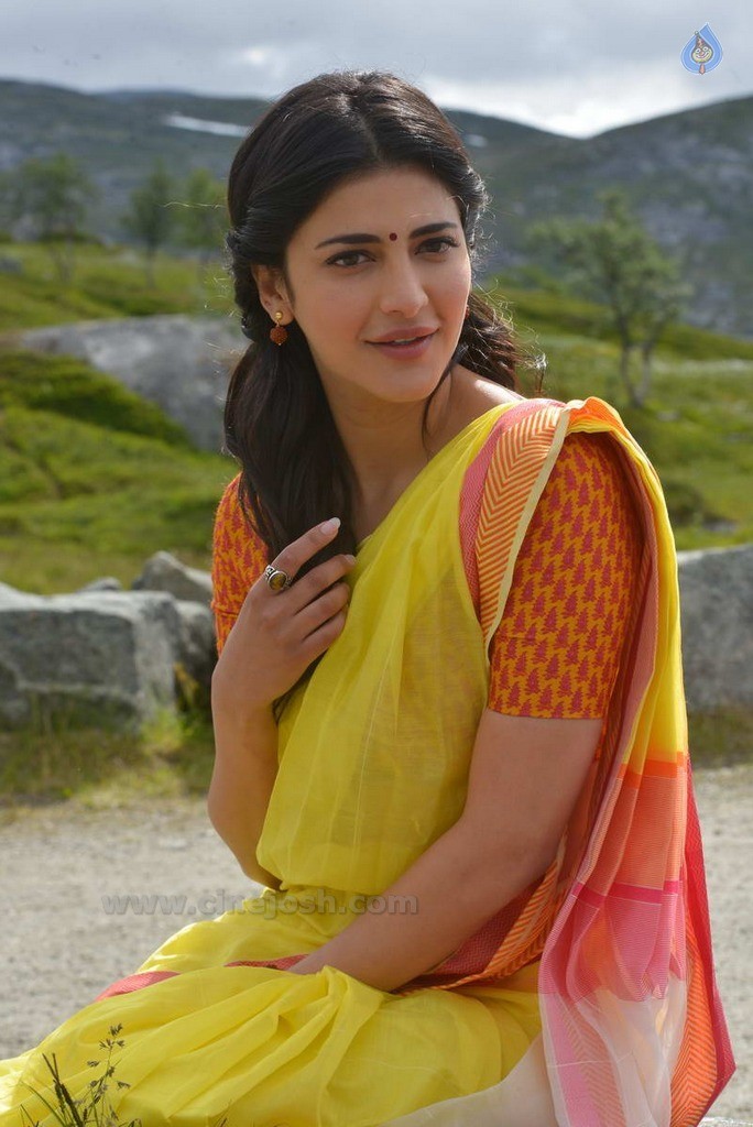 Shruti Haasan New Stills - 7 / 30 photos