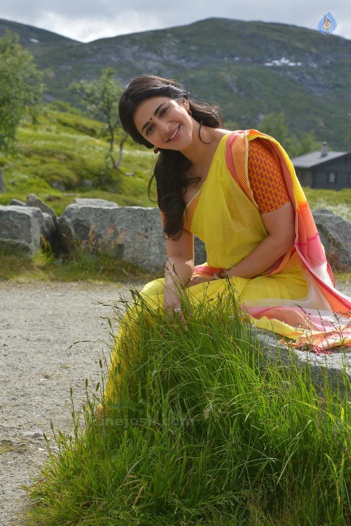Shruti Haasan New Stills - 9 / 30 photos