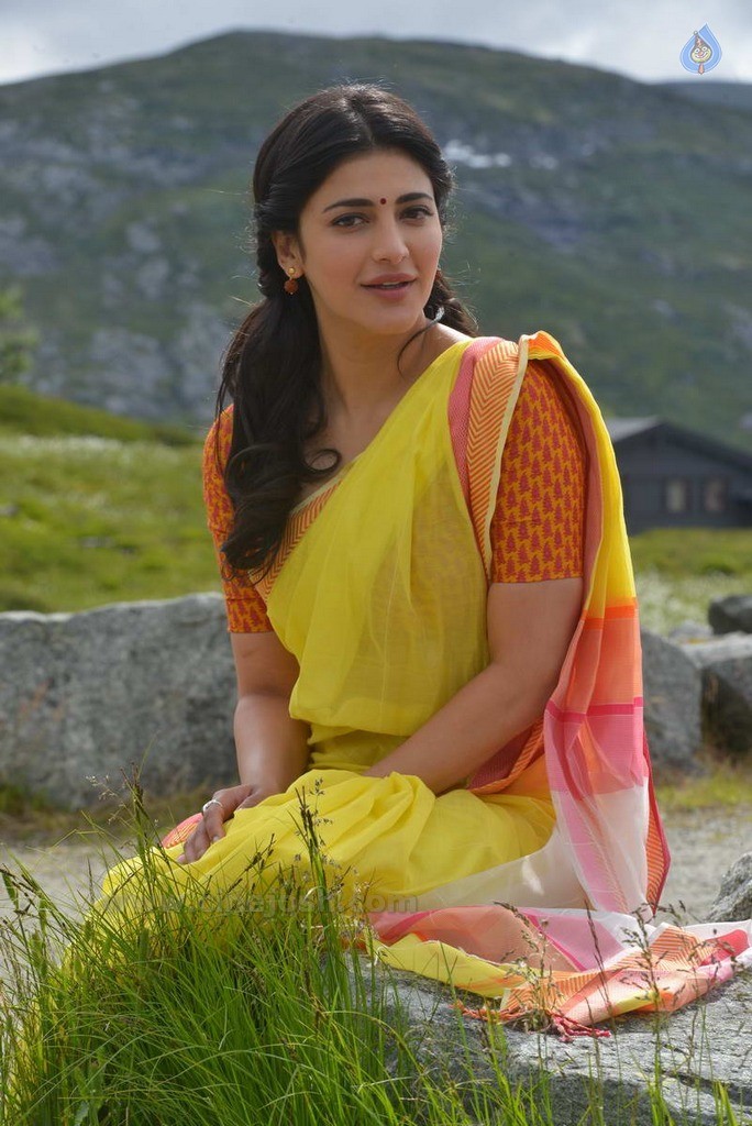 Shruti Haasan New Stills - 10 / 30 photos