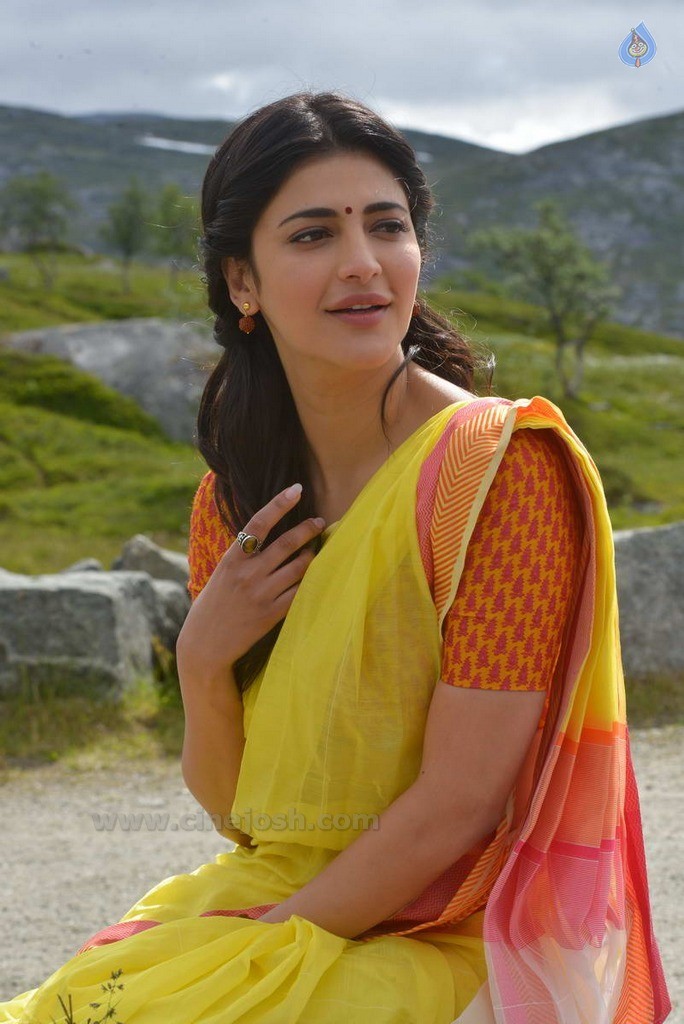 Shruti Haasan New Stills - 22 / 30 photos