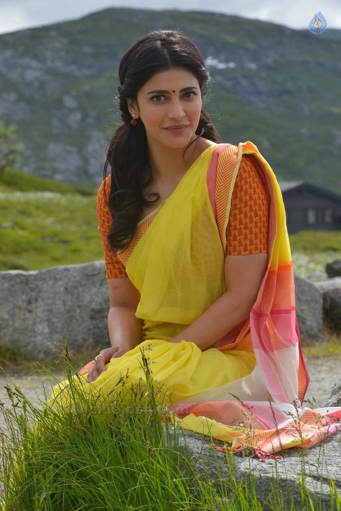 Shruti Haasan New Stills - 25 / 30 photos