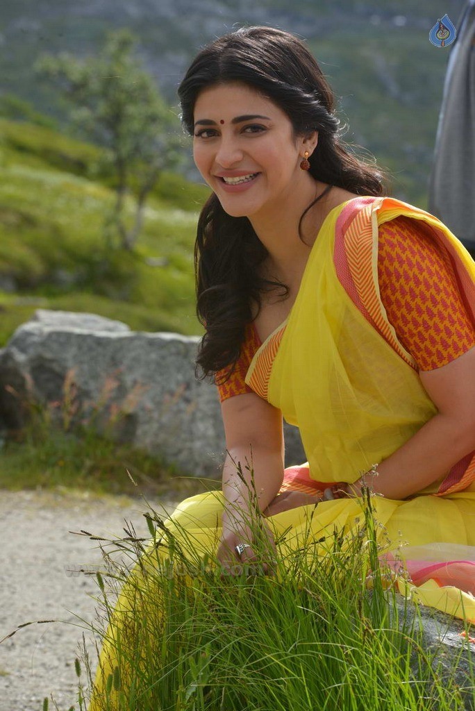 Shruti Haasan New Stills - 28 / 30 photos