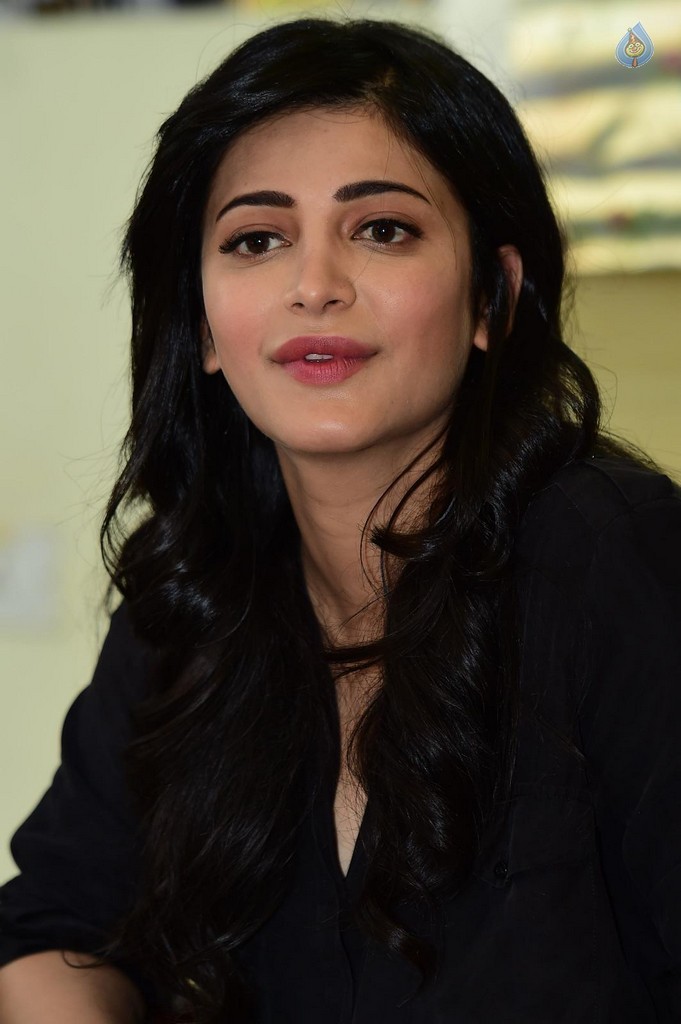 Shruti Haasan Pics - 1 / 38 photos