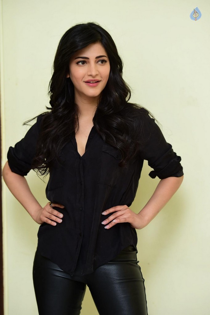 Shruti Haasan Pics - 5 / 38 photos