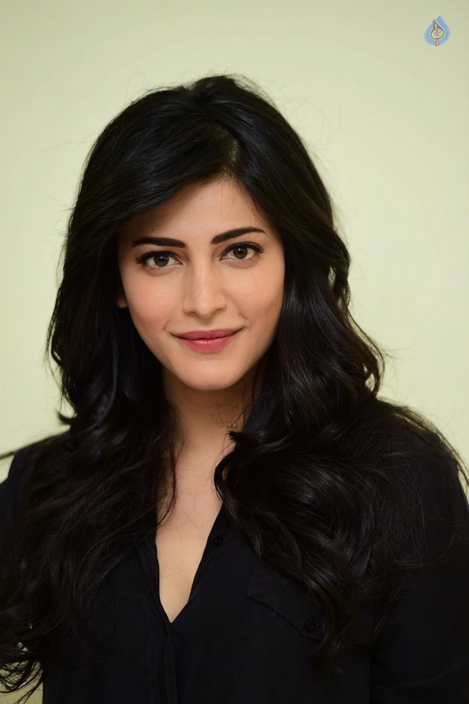 Shruti Haasan Pics - 8 / 38 photos