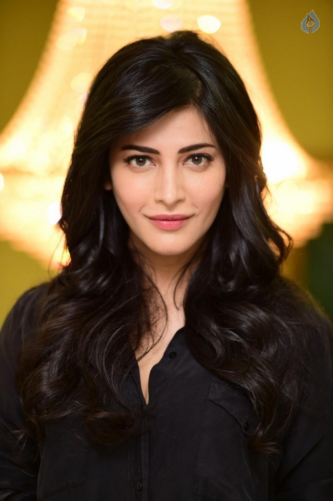 Shruti Haasan Pics - 12 / 38 photos