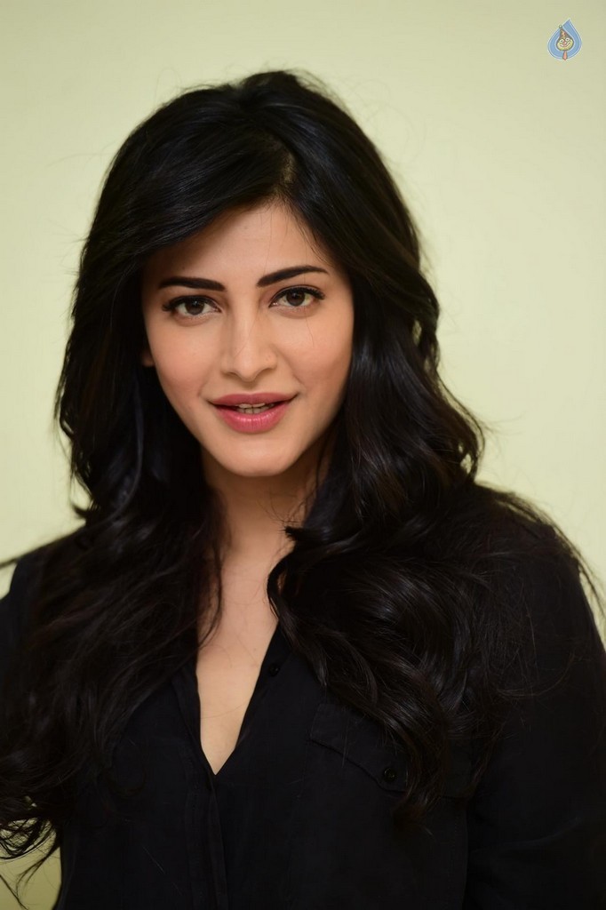 Shruti Haasan Pics - 13 / 38 photos