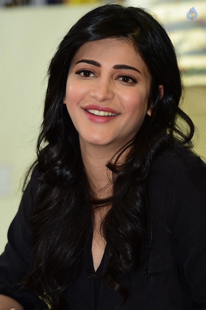 Shruti Haasan Pics - 14 / 38 photos