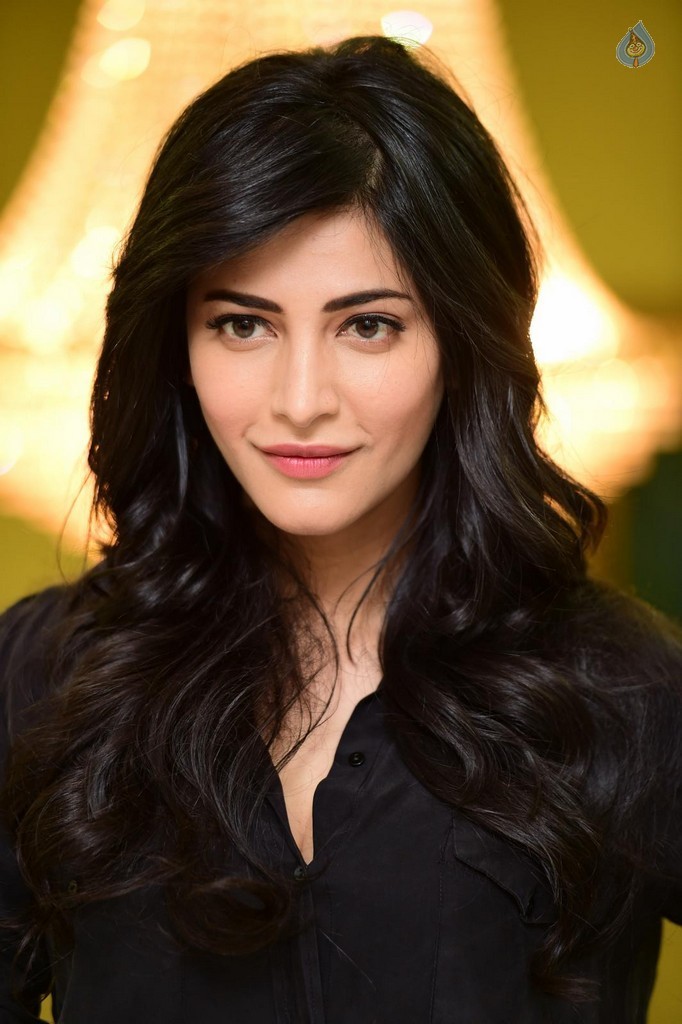 Shruti Haasan Pics - 23 / 38 photos