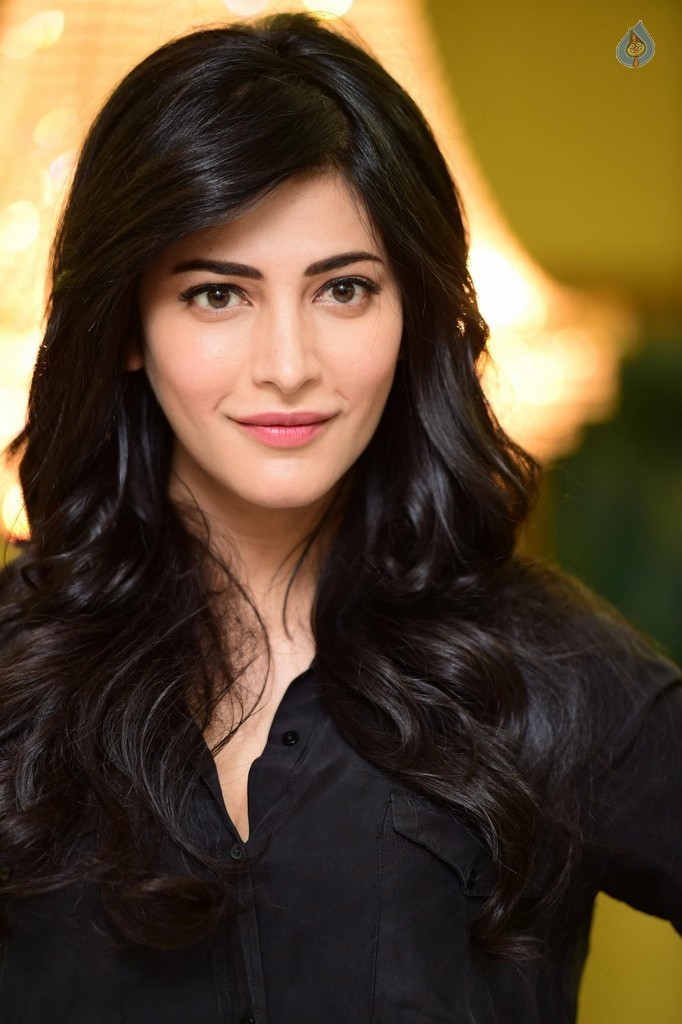 Shruti Haasan Pics - 26 / 38 photos