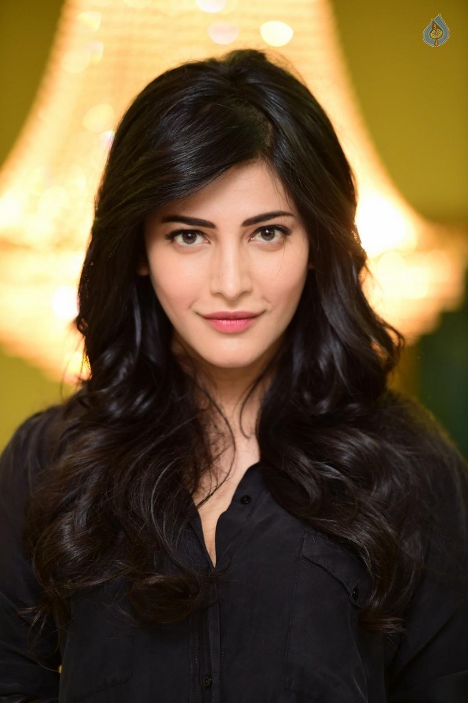 Shruti Haasan Pics - 31 / 38 photos