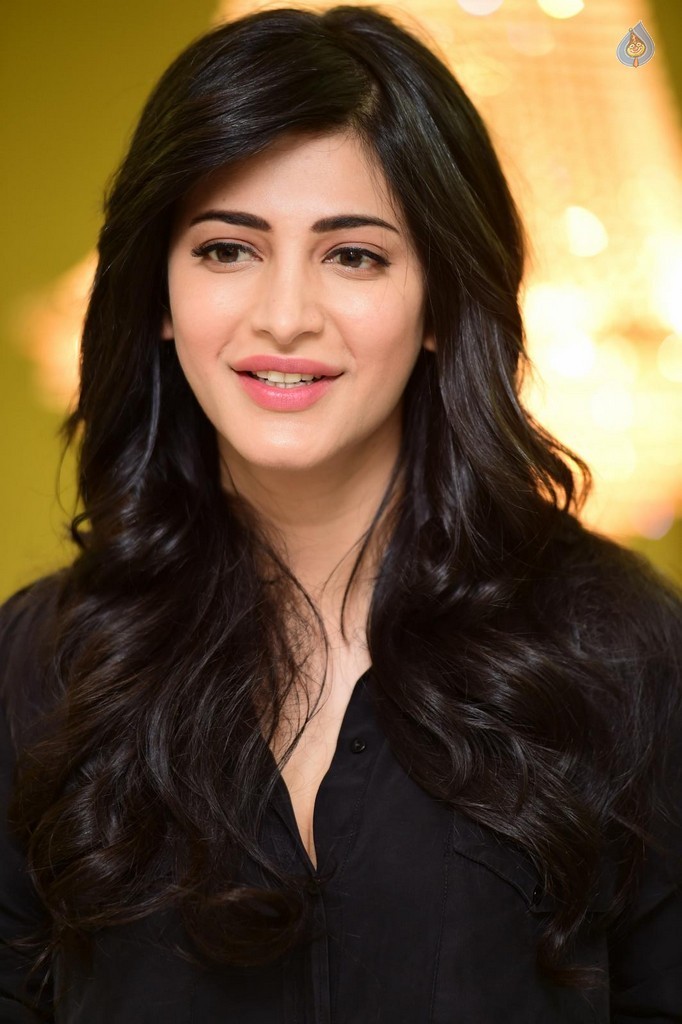 Shruti Haasan Pics - 32 / 38 photos