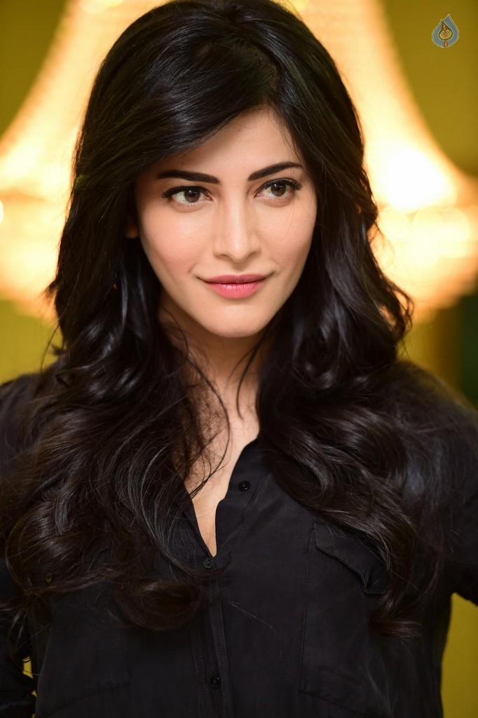 Shruti Haasan Pics - 35 / 38 photos