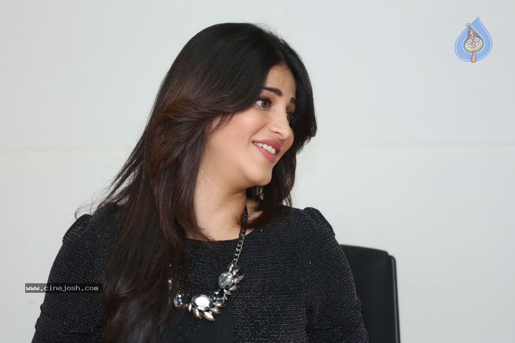 Shruti Haasan Stills - 65 / 123 photos