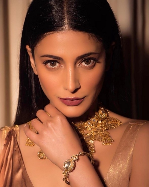 Shruti Haasan Stills - 13 / 16 photos