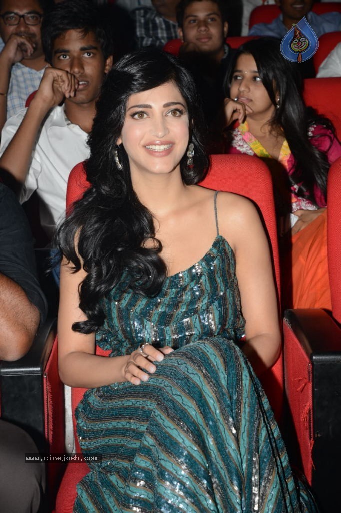 Shruti Hassan Latest Pics - 19 / 49 photos