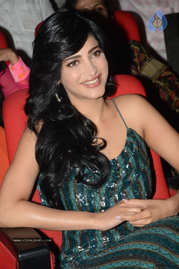 Shruti Hassan Latest Pics - 26 / 49 photos