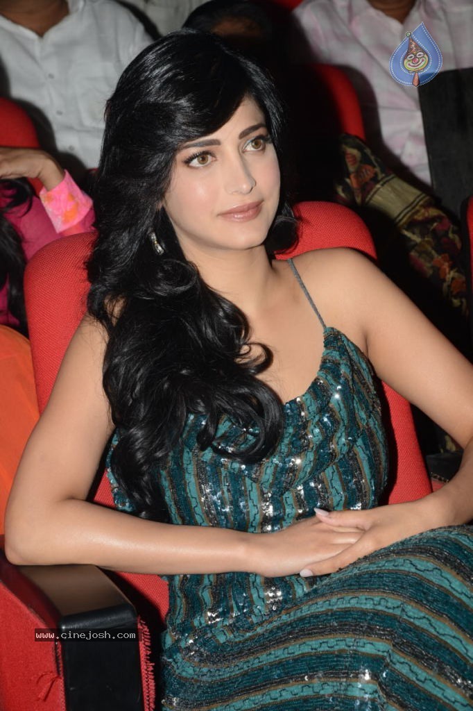 Shruti Hassan Latest Pics - 31 / 49 photos