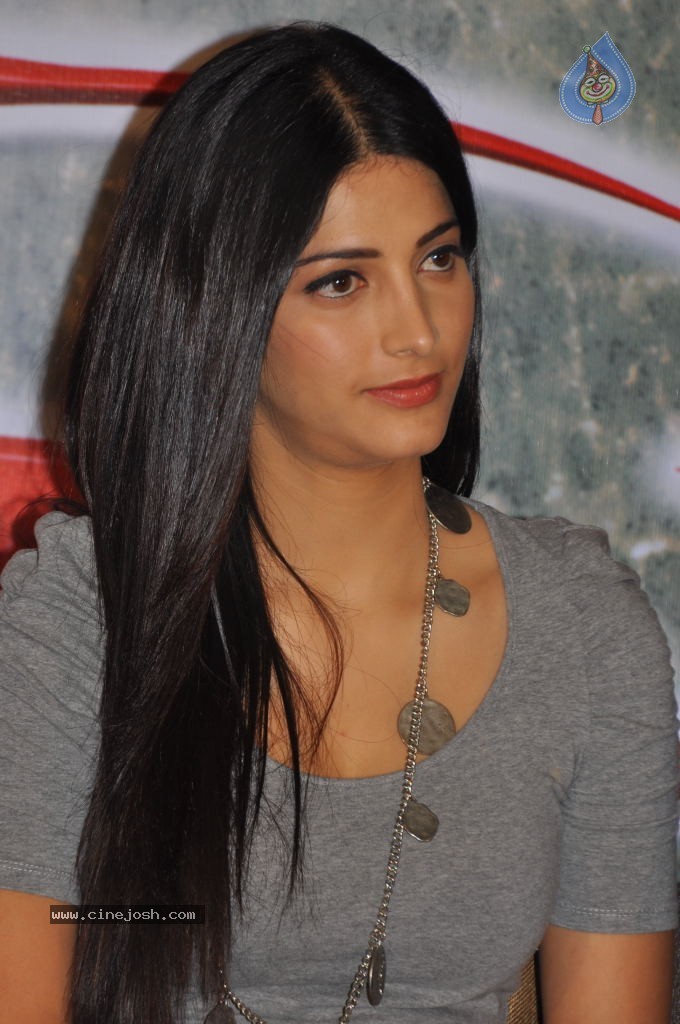 Shruti Hassan Latest Pics - 16 / 27 photos