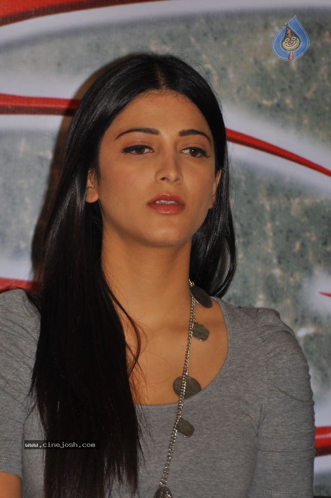 Shruti Hassan Latest Pics - 18 / 27 photos
