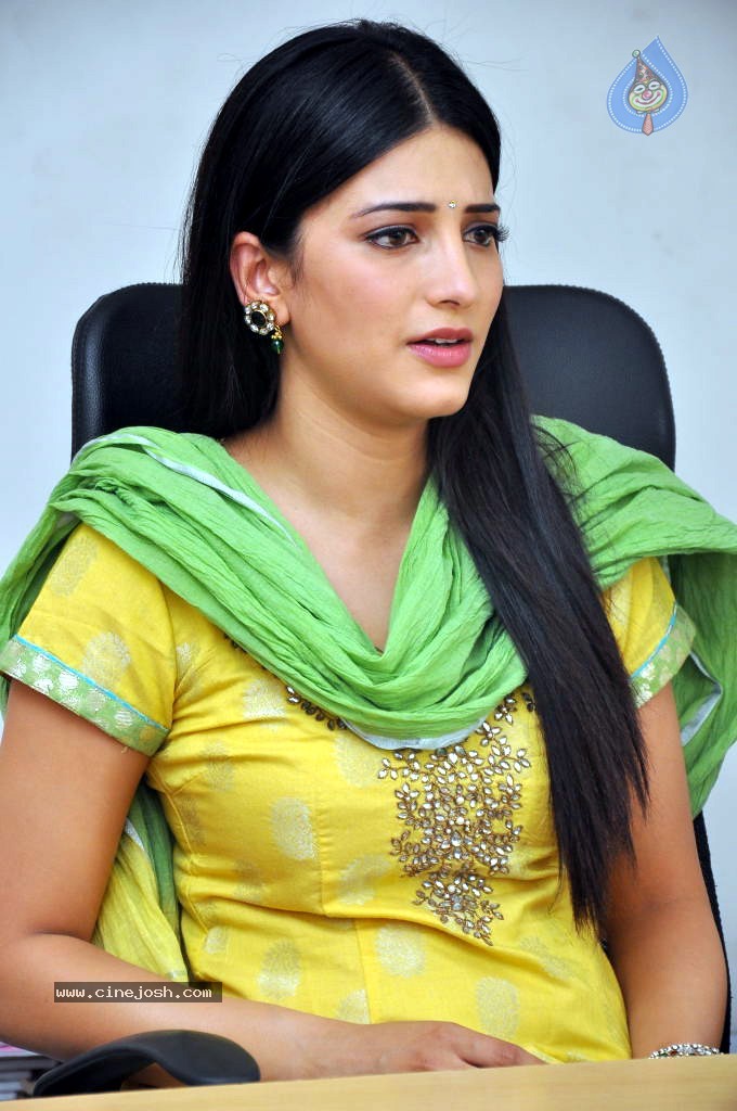Shruti Hassan Latest Stills - 5 / 54 photos