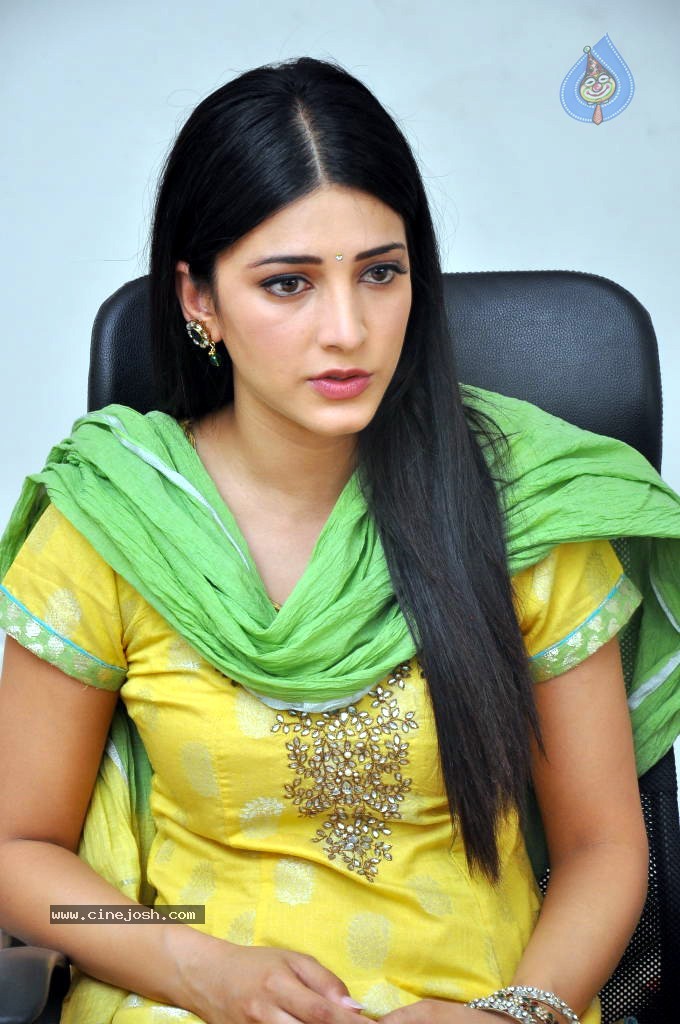 Shruti Hassan Latest Stills - 23 / 54 photos