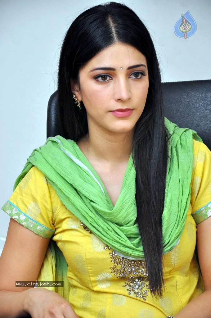 Shruti Hassan Latest Stills - 36 / 54 photos