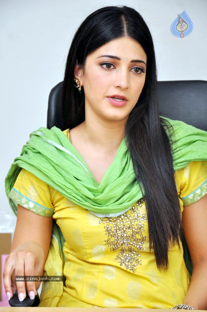 Shruti Hassan Latest Stills - 48 / 54 photos