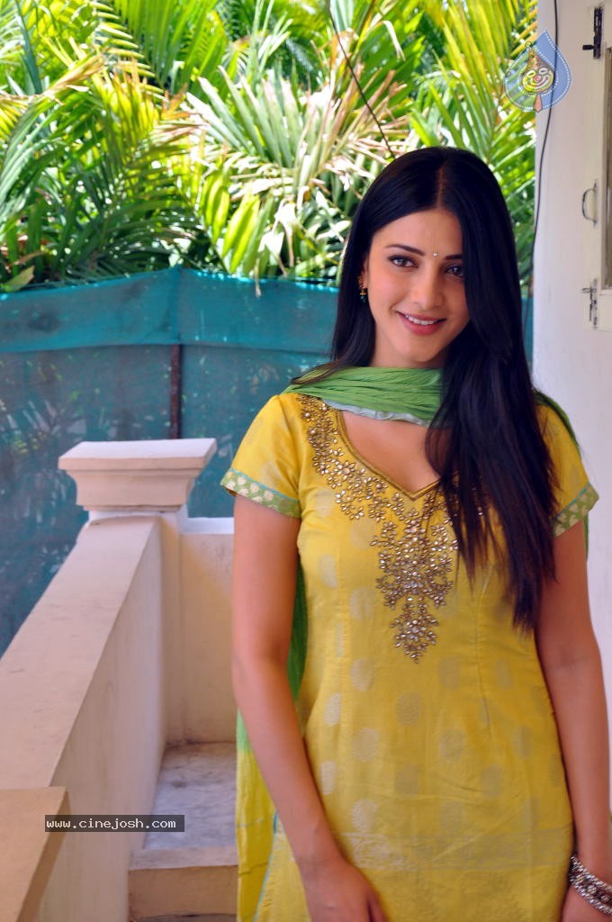 Shruti Hassan Latest Stills - 49 / 54 photos