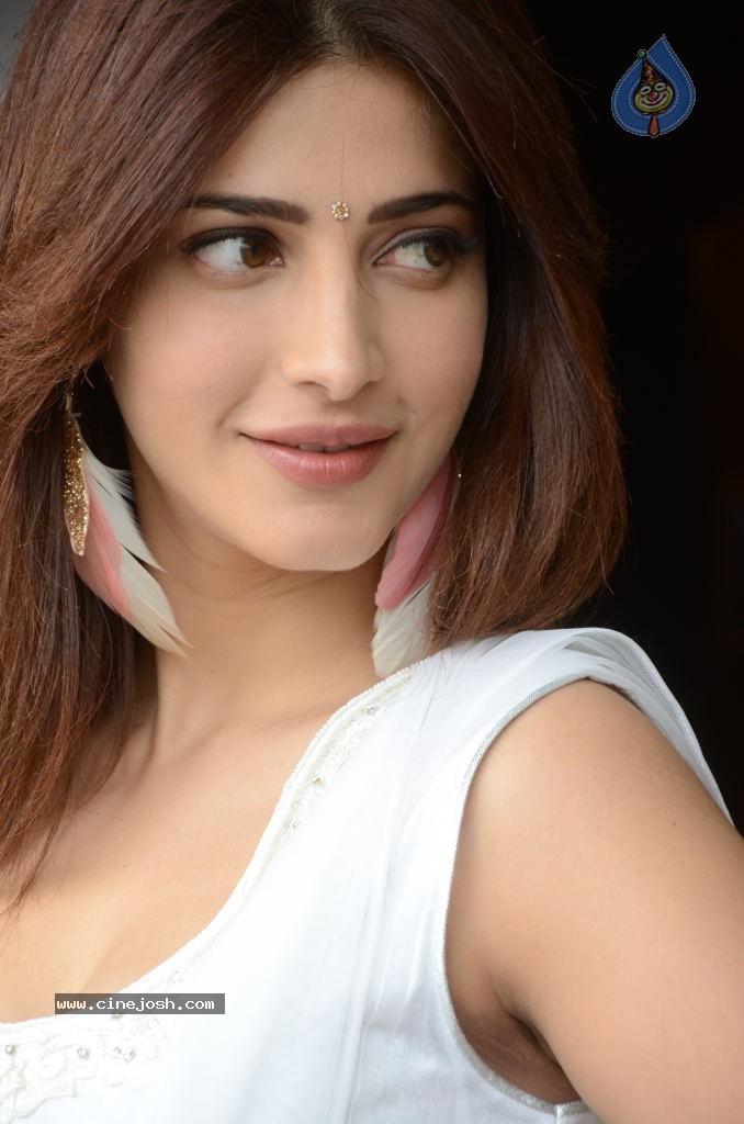 Shruti Hassan Latest Stills - 22 / 71 photos