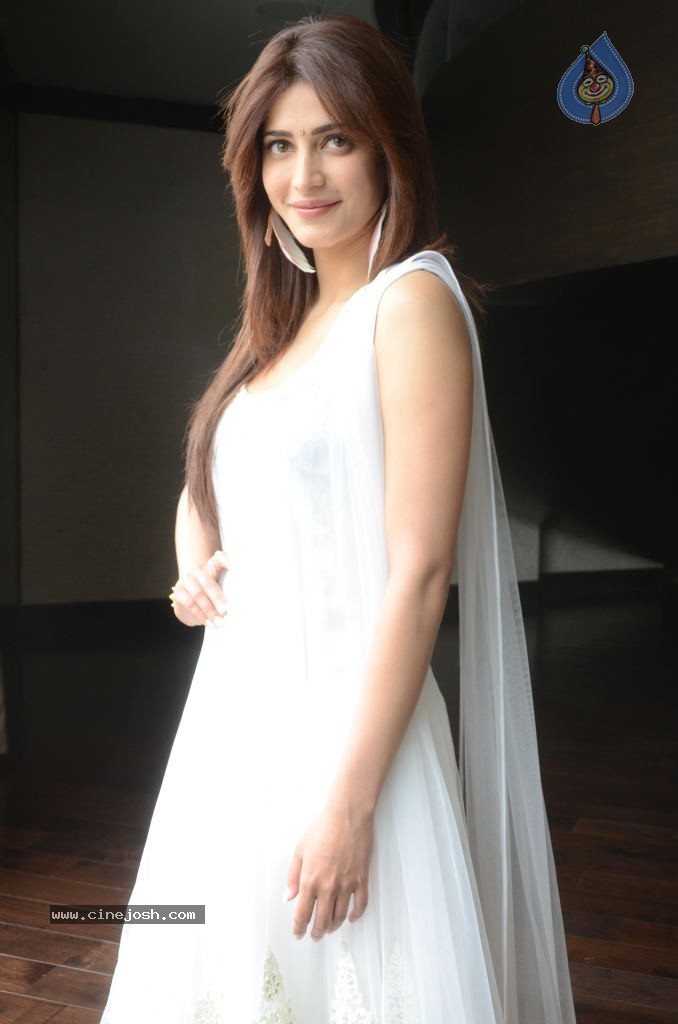 Shruti Hassan Latest Stills - 35 / 71 photos