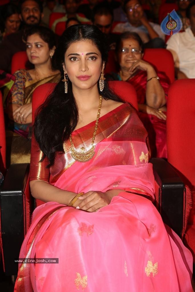 Shruti Hassan New Photos - 2 / 82 photos
