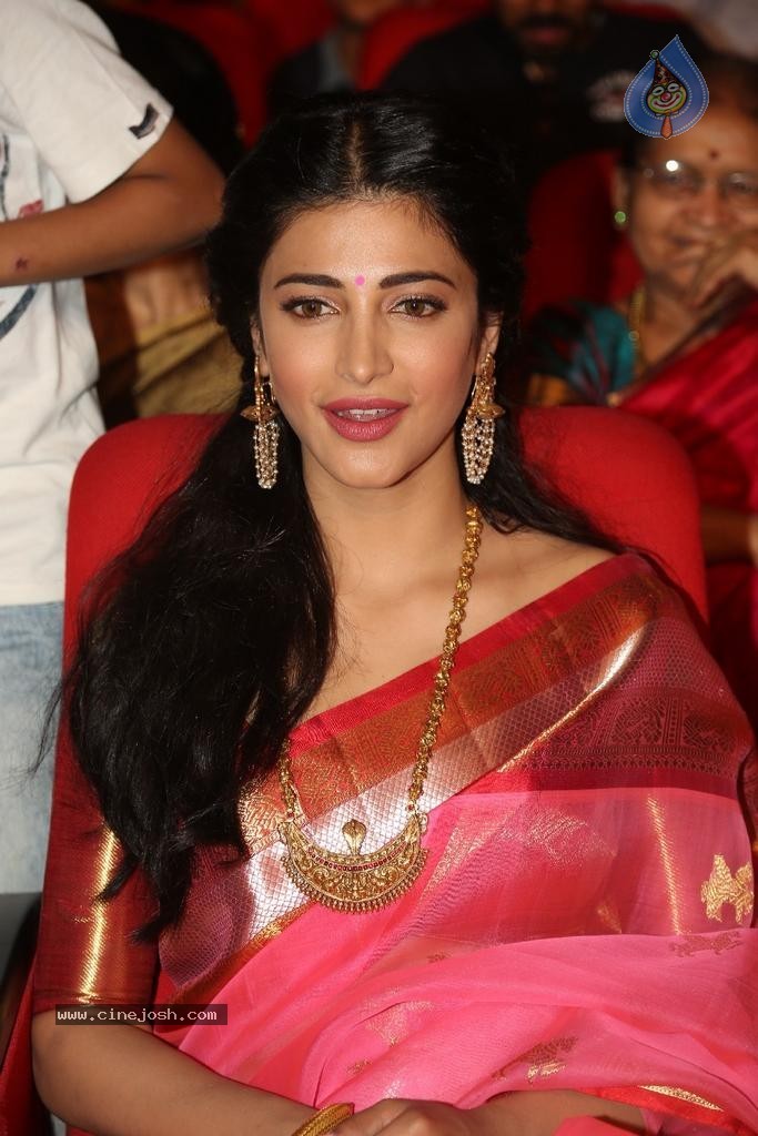 Shruti Hassan New Photos - 11 / 82 photos